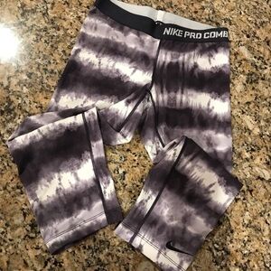 👟NIKE PRO COMBAT Capri Leggings
